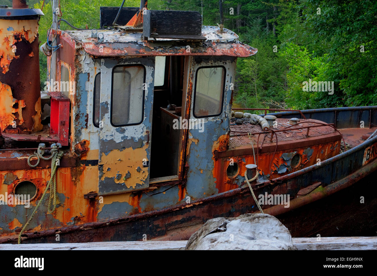 Une HDR d'un vieux bateau rouillé garé près de Bella Coola Harbour, BC, Canada Banque D'Images