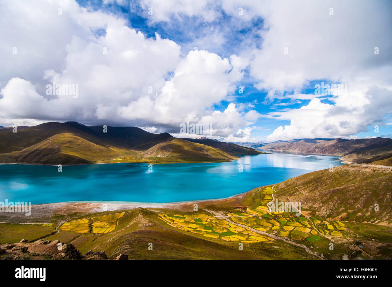 Lac Namtso est le lac sacré au Tibet. Banque D'Images