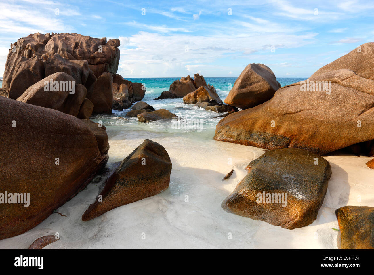 Rochers de la plage et sable blanc Banque de photographies et d’images ...