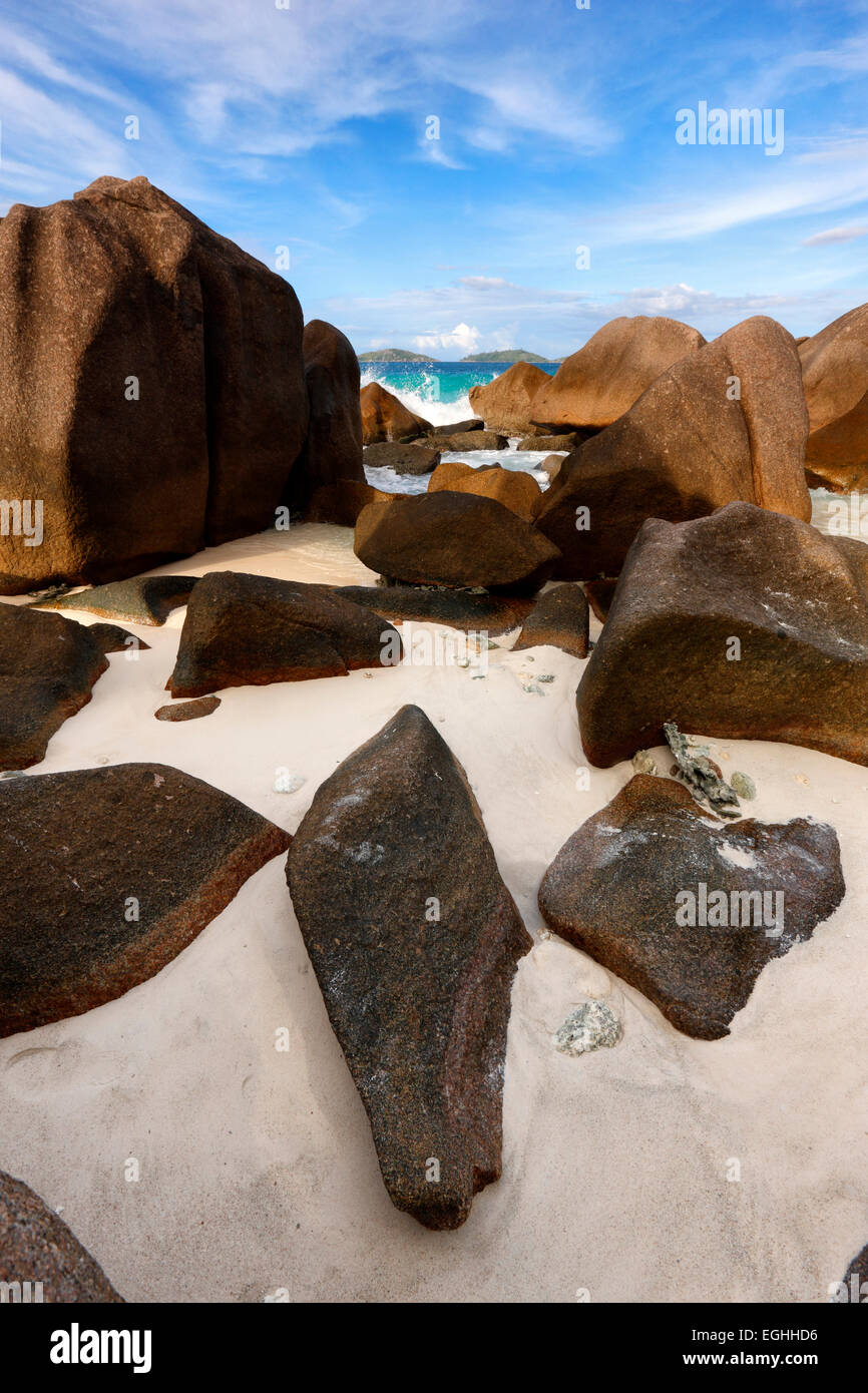 L'île des Seychelles, La Digue. Rochers sur la plage Banque D'Images