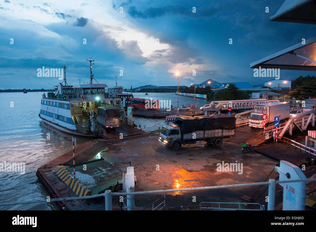 Car-ferry sur le fleuve Mékong, Vietnam Banque D'Images