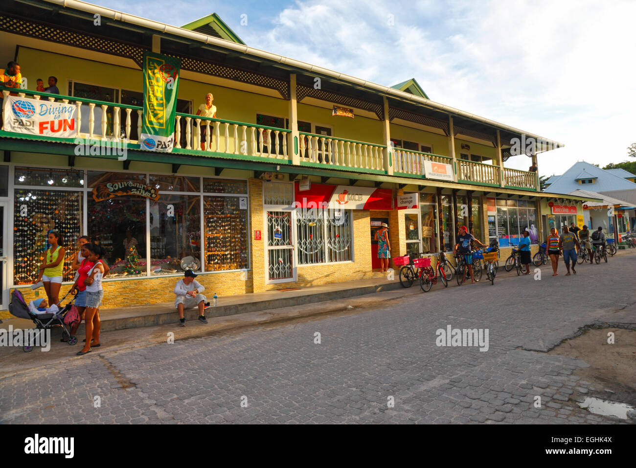 Seychelles, La Digue. La rue principale et des maisons locales. Banque D'Images