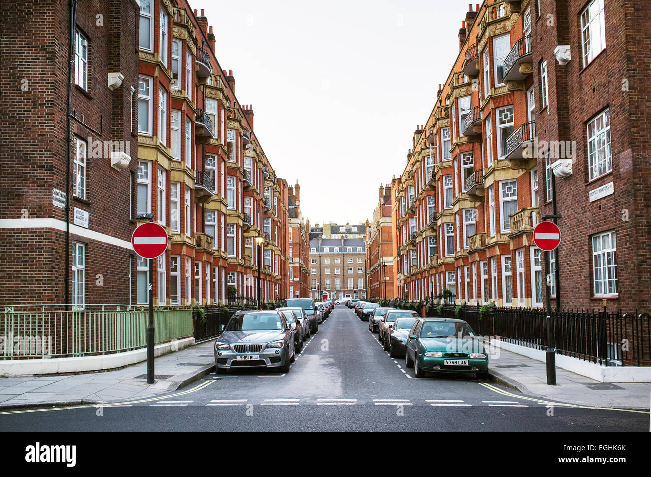 Londres, Royaume-Uni - 15 avril 2014 : Montagu Mansions est un hôtel particulier en brique rouge bloc qui a portage. Banque D'Images