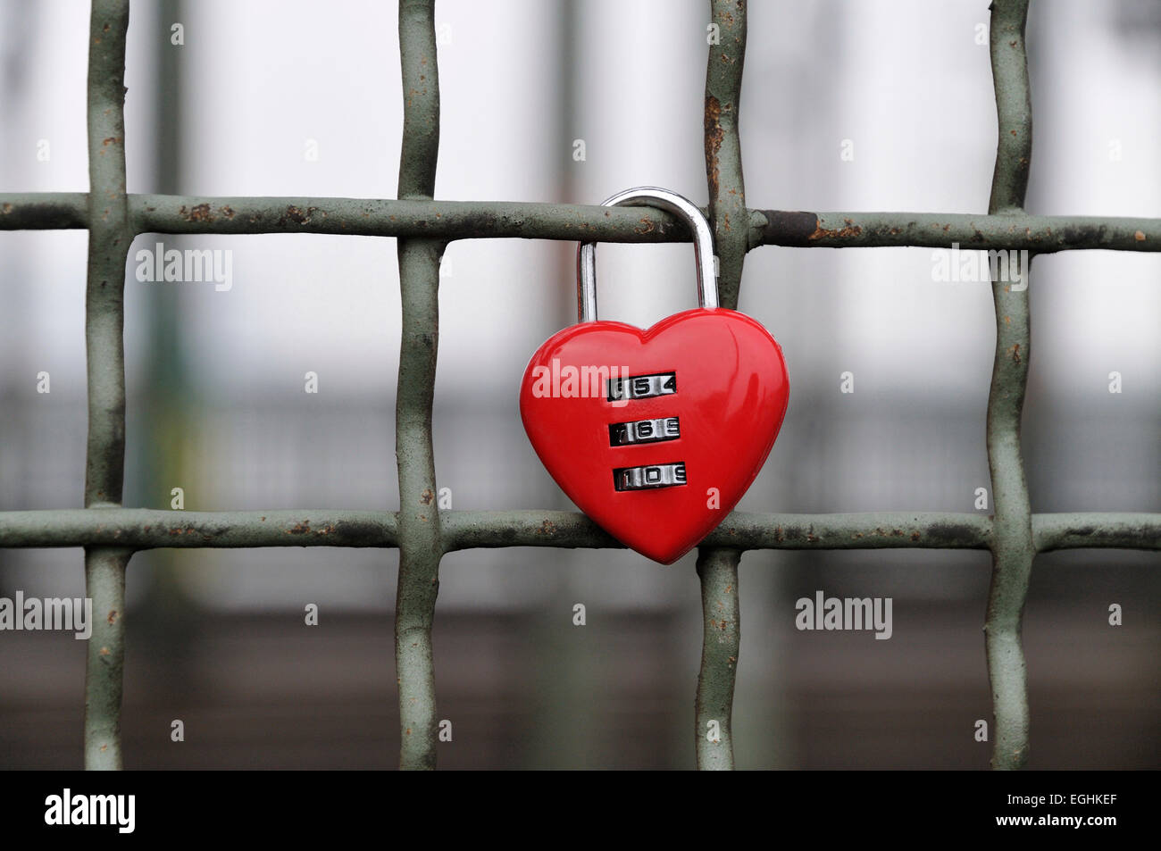 Cadenas rouge en forme de coeur, l'amour de verrouillage barrière, Cologne, Rhénanie du Nord-Westphalie, Allemagne Banque D'Images