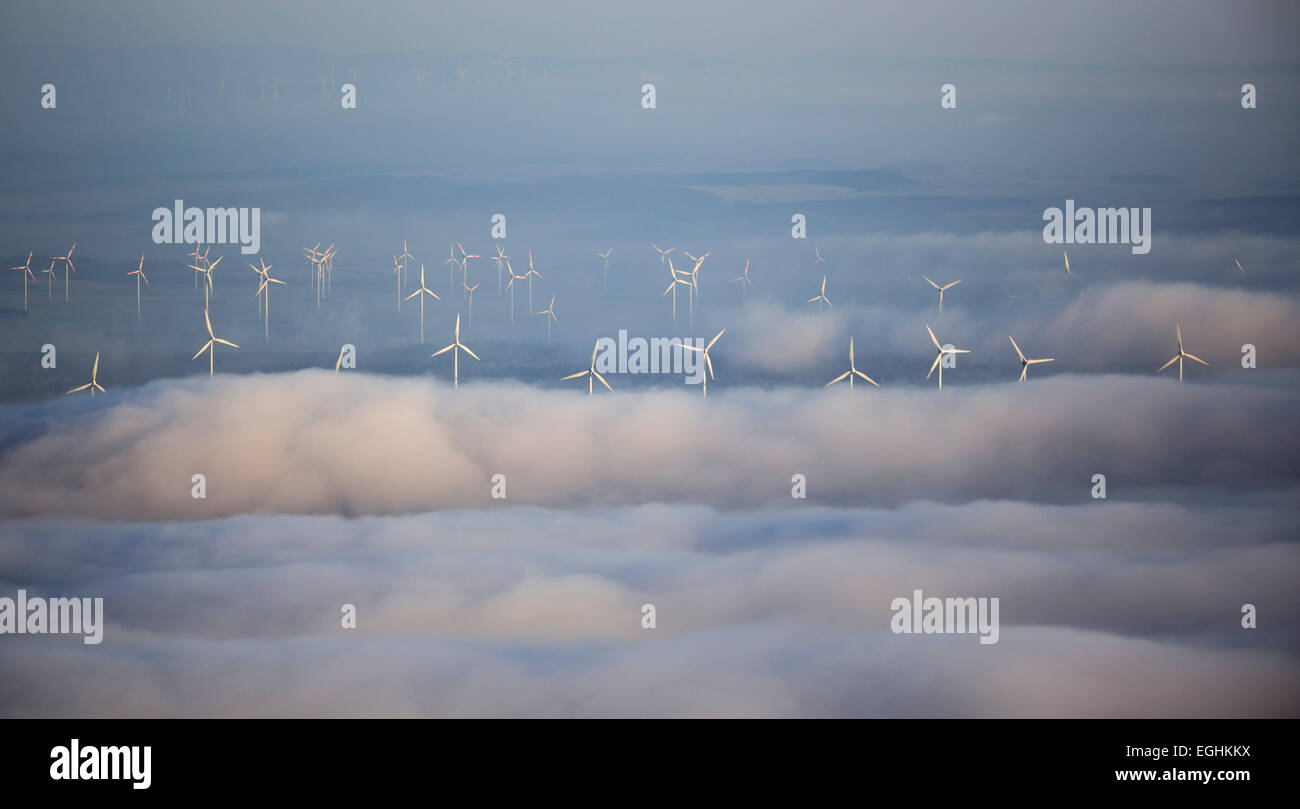 Les éoliennes entouré par des nuages, Marsberg, Rhénanie-Palatinat, Hesse, Allemagne Banque D'Images