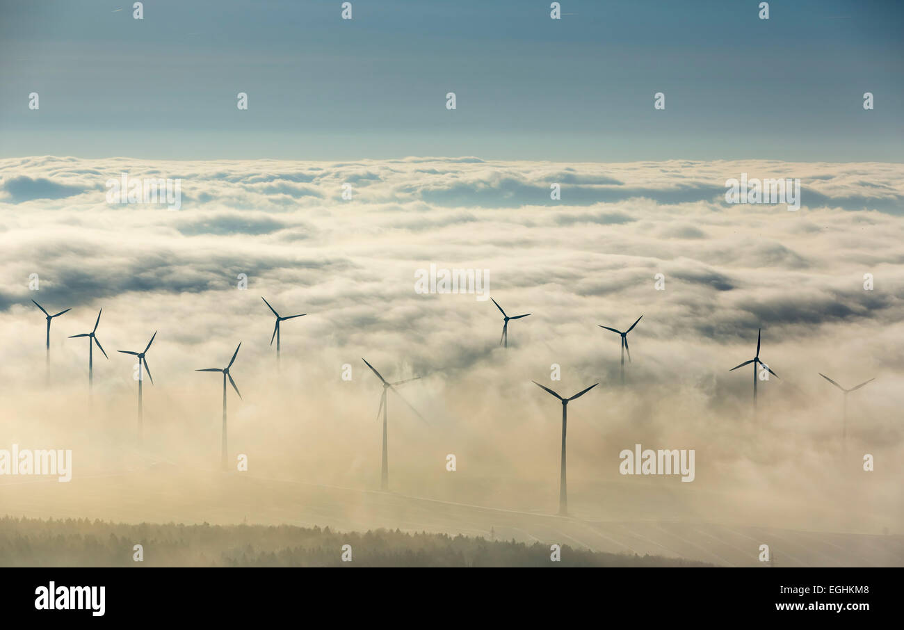 Les éoliennes entouré par des nuages, Bad Wünnenberg, Rhénanie-Palatinat, Hesse, Allemagne Banque D'Images