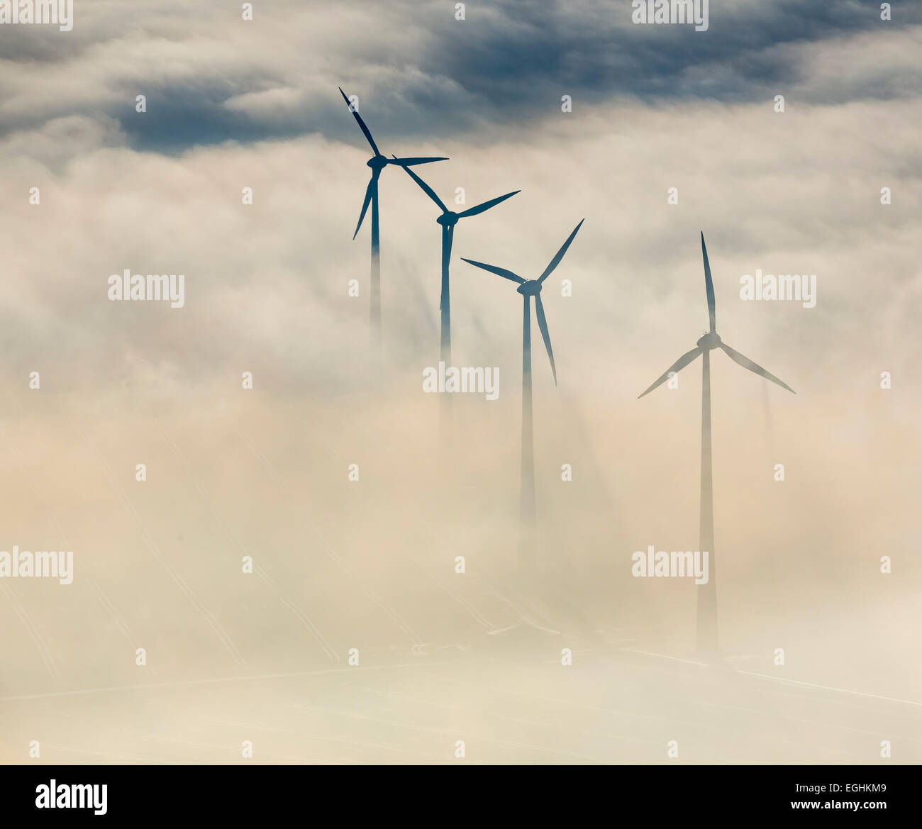 Les éoliennes entouré par des nuages, Bad Wünnenberg, Rhénanie-Palatinat, Hesse, Allemagne Banque D'Images