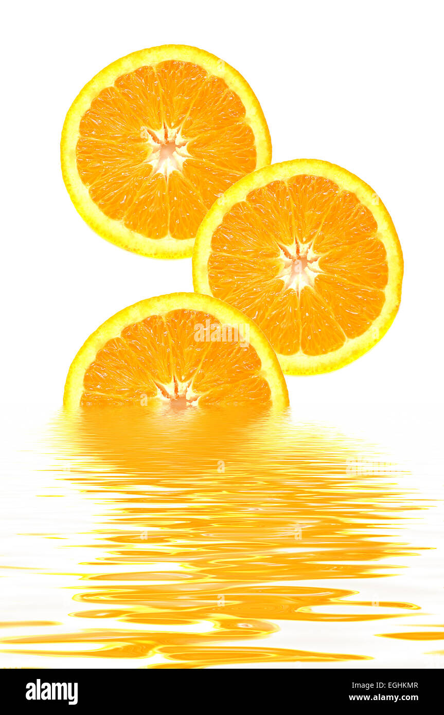 Les tranches d'orange avec des réflexions dans l'eau Banque D'Images