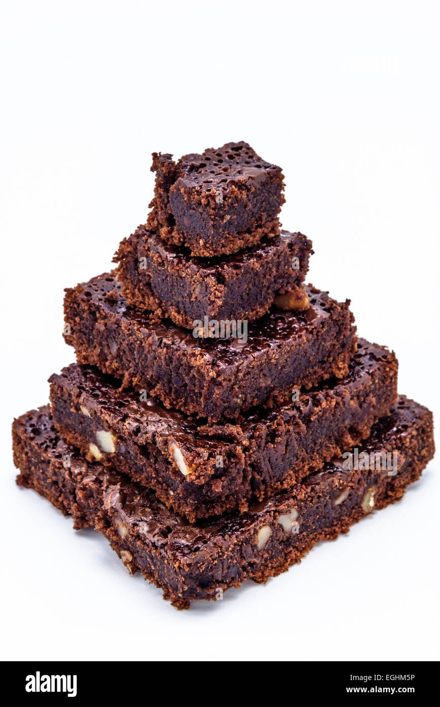 Une pyramide de brownies sur fond blanc Banque D'Images