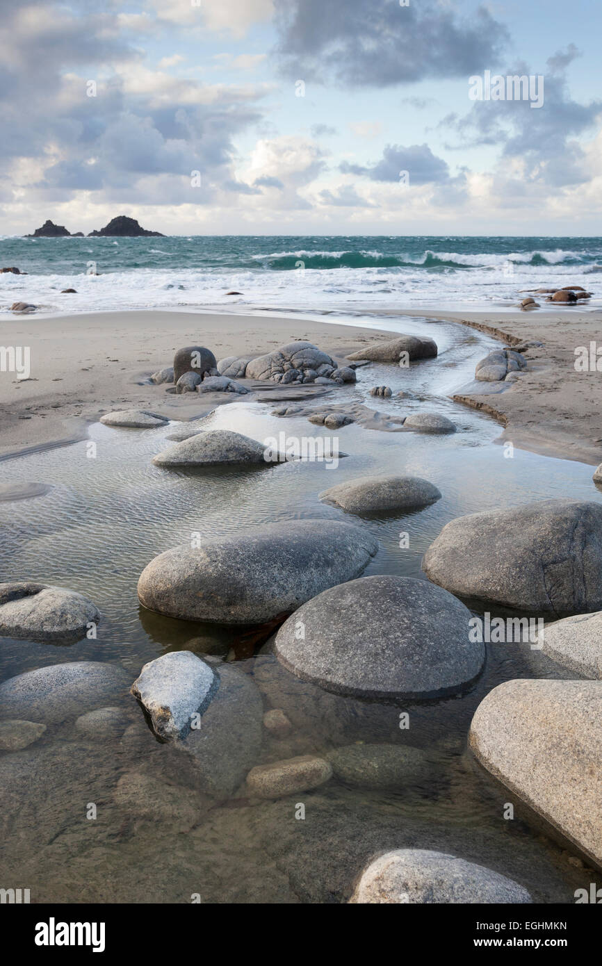 Rochers dans l'eau douce ruisseau coule à la mer, plage de Porth Nanven '', 'Cot Valley', Cornwall, England, UK Banque D'Images
