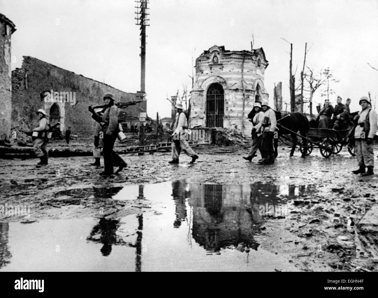 Une image de propagande nazie montre des fantassins du Waffen-SS marchant à travers les ruines de la ville détruite de Narva sur le front de Narva pendant la Seconde Guerre mondiale en avril 1944. Fotoarchiv für Zeitgeschichtee - PAS DE SERVICE DE VIREMENT - Banque D'Images