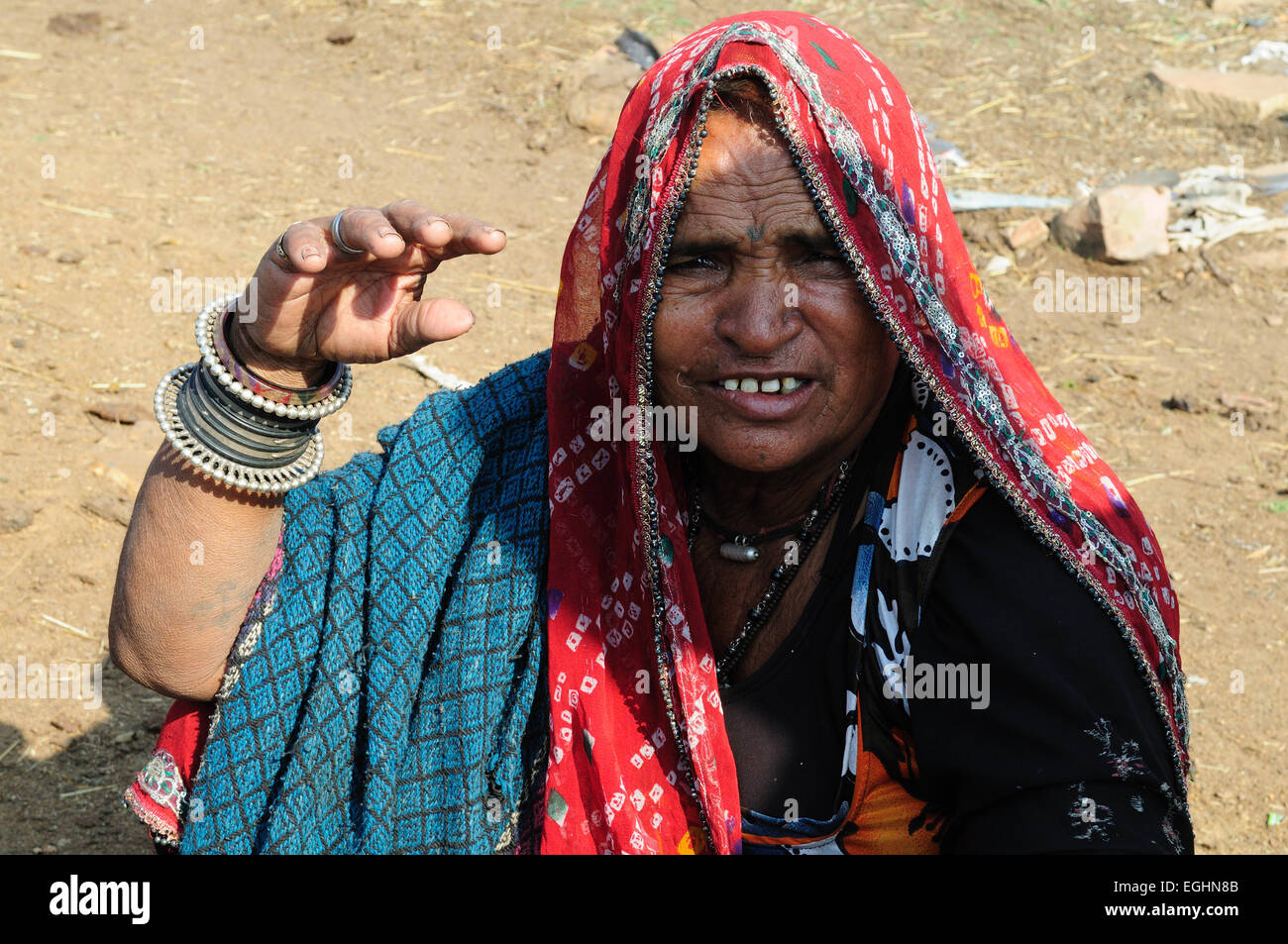 Personnes âgées femme indienne montrant ses bijoux argent Kalpi Inde Rajasthan Village Banque D'Images