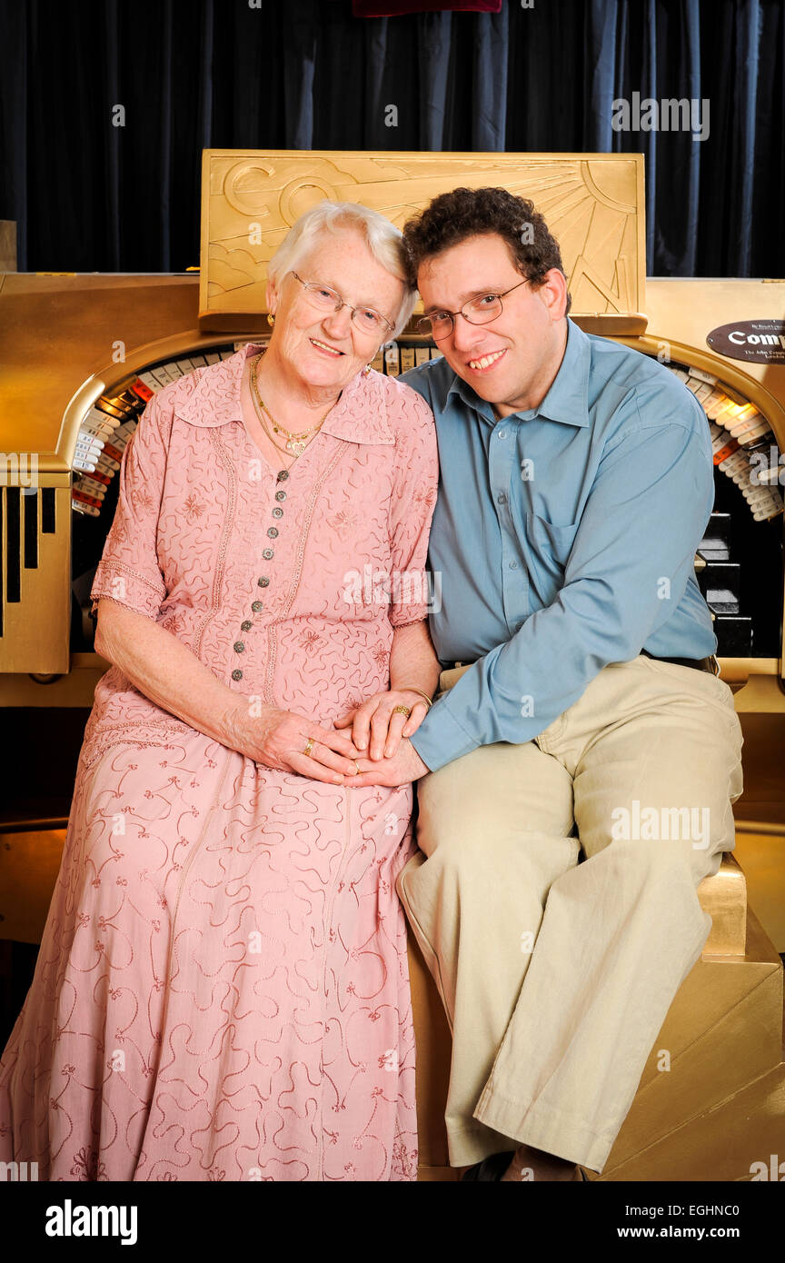 Edna et Simon Martin mariés en 2005 Quand Edna était 70 et Simon tout juste 32. Ils disent que leur écart d'âge de 38 ans ne seront pas les arrêter. Banque D'Images