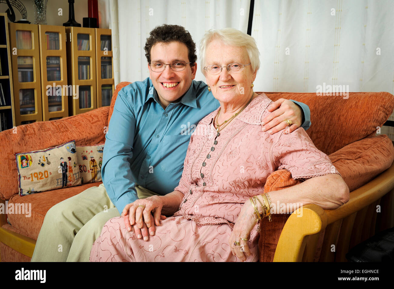 Edna et Simon Martin mariés en 2005 Quand Edna était 70 et Simon tout juste 32. Ils disent que leur écart d'âge de 38 ans ne seront pas les arrêter. Banque D'Images