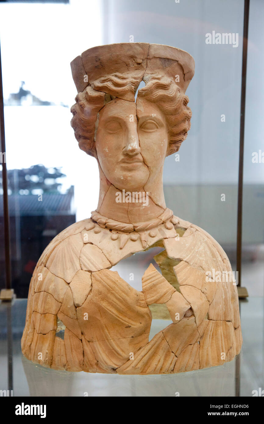 Buste en terre cuite de la déesse Déméter, quatrième siècle avant J.-C., Musée archéologique, Crotone, Calabre, Italie, Europe Banque D'Images