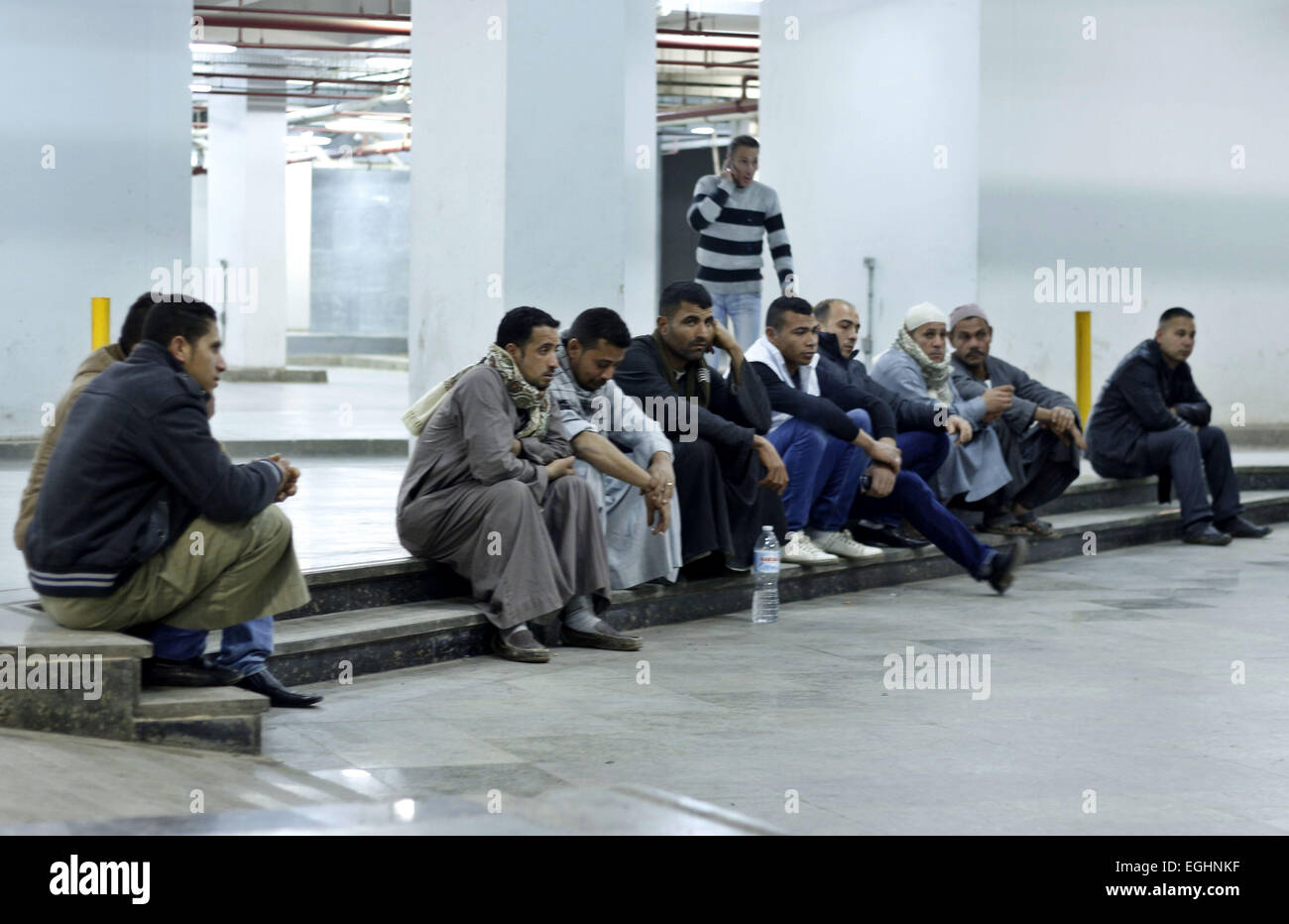 Le Caire, Égypte. Feb 23, 2015. Les Egyptiens d'attendre à l'aéroport du Caire à leur arrivée en provenance de la Libye le 24 février 2015. Le Caire a exhorté les centaines de milliers d'Égyptiens travaillant en Libye de quitter en raison de problèmes de sécurité après l'État islamique d'Irak et du Levant (EIIL) ou ISIS décapité 21 militants chrétiens coptes égyptiens en Libye © Amr Sayed/APA/Images/fil ZUMA Alamy Live News Banque D'Images