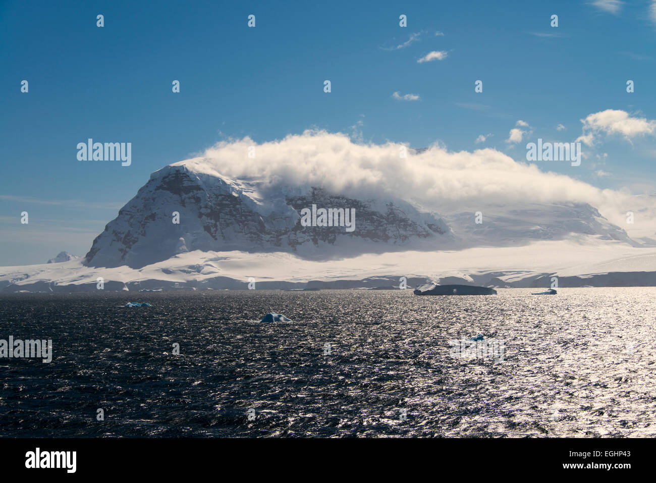 Cloud s'échapper de la montagne de l'Île Anvers Banque D'Images