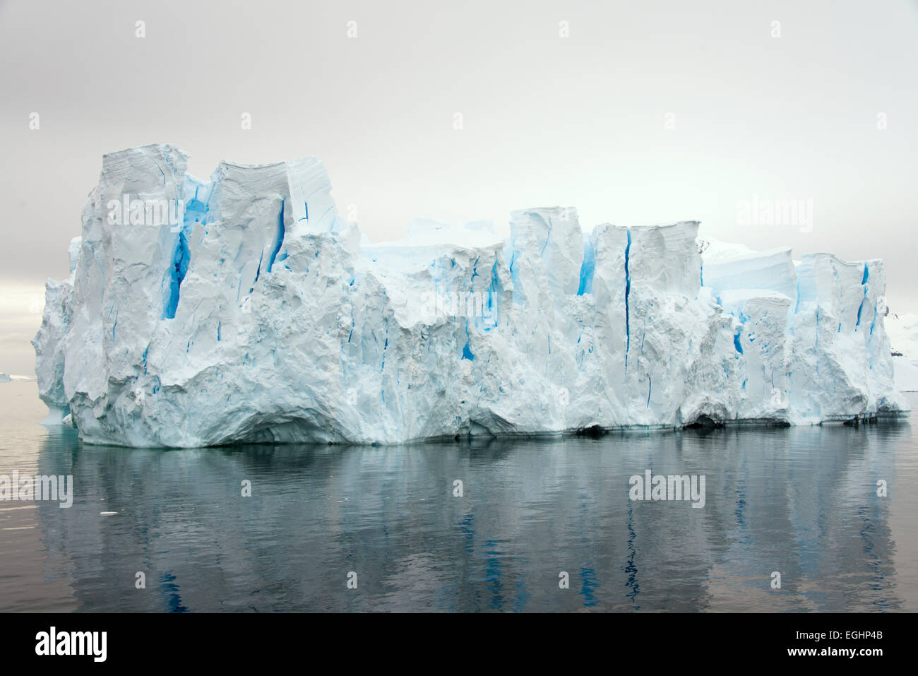 Iceberg reflétées dans l'eau de la Baie d'Anvord Banque D'Images