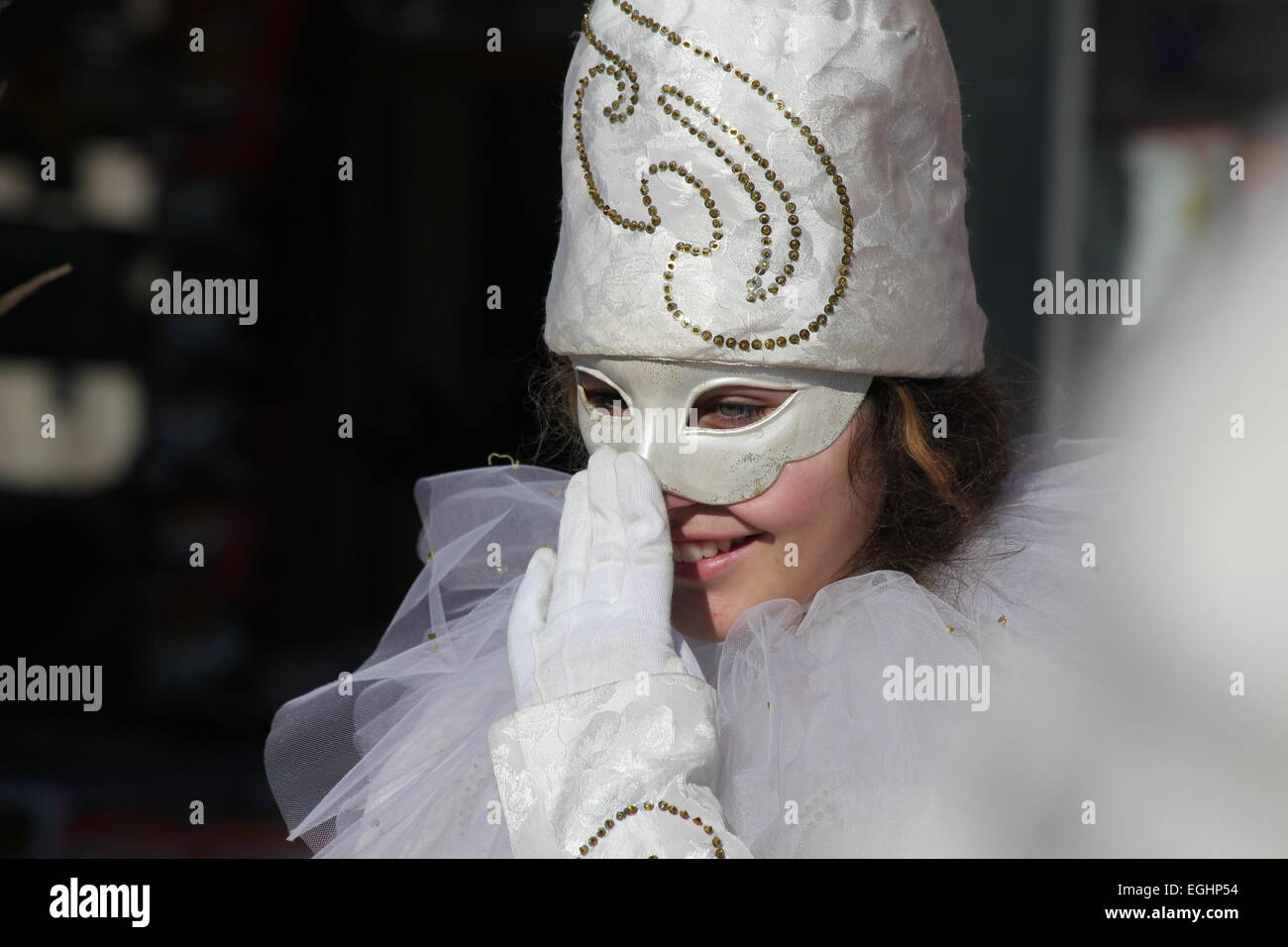 Carnaval de Venise - jeune femme en costume de Pierrot blanc et masque de carnaval Banque D'Images