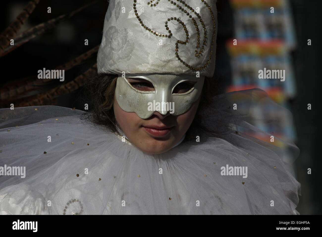 Carnaval de Venise - jeune femme en costume de Pierrot blanc et masque de carnaval Banque D'Images