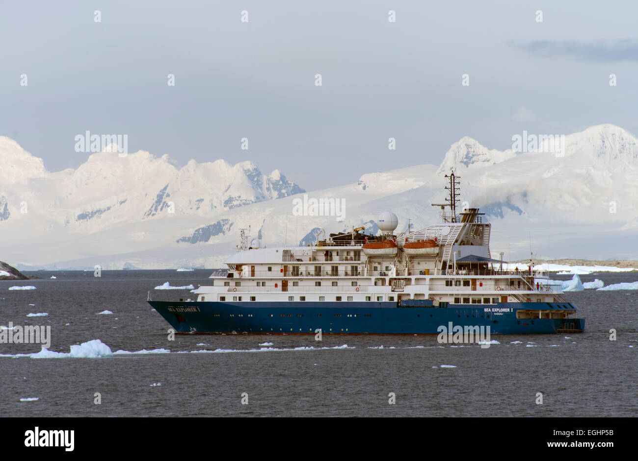 Mme Sea Explorer I près de Cuverville Island Banque D'Images