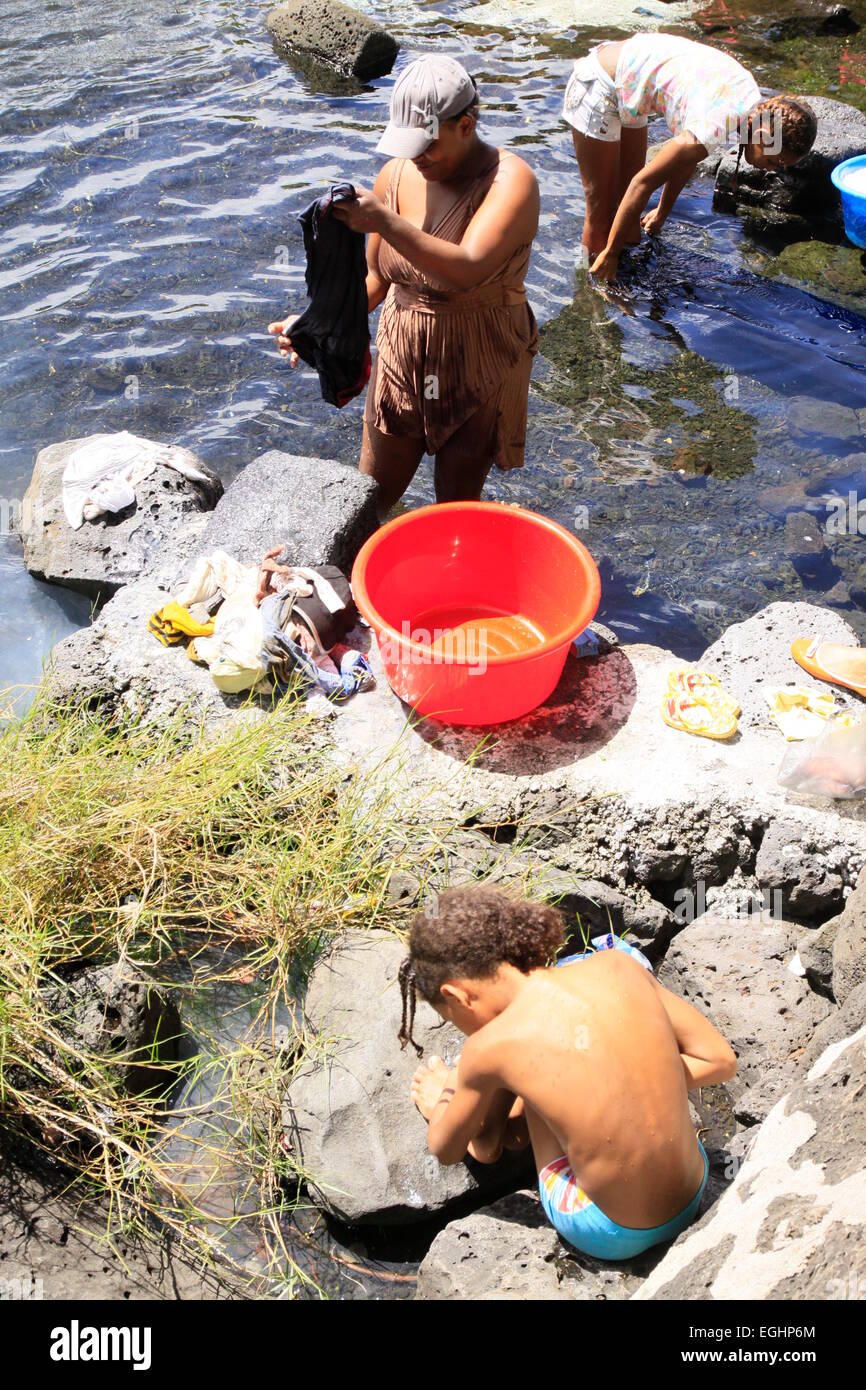 Laver les vêtements dans un canal, à économiser le coût de l'eau, peut être vu dans certaines régions à l'Ile Maurice Banque D'Images