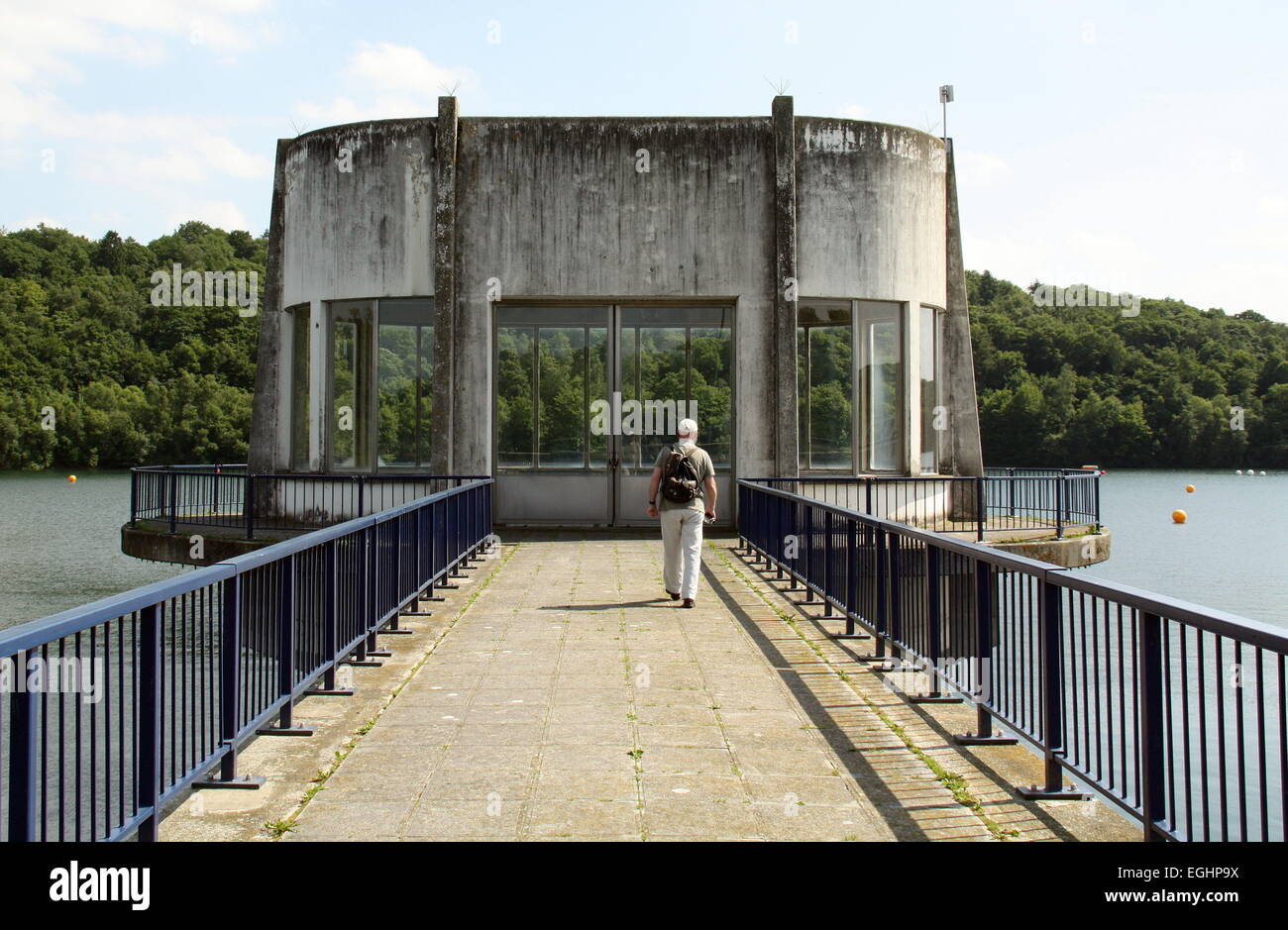 Promenade touristique à travers le pont de l'écluse de réservoir. Belgique Banque D'Images