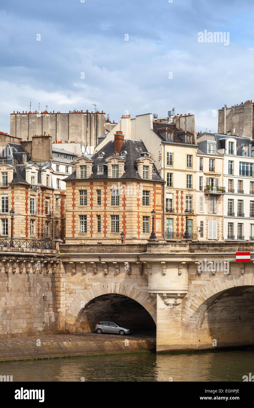 Pont Neuf. Le plus vieux pont sur la Seine à Paris, France. Photo verticale Banque D'Images