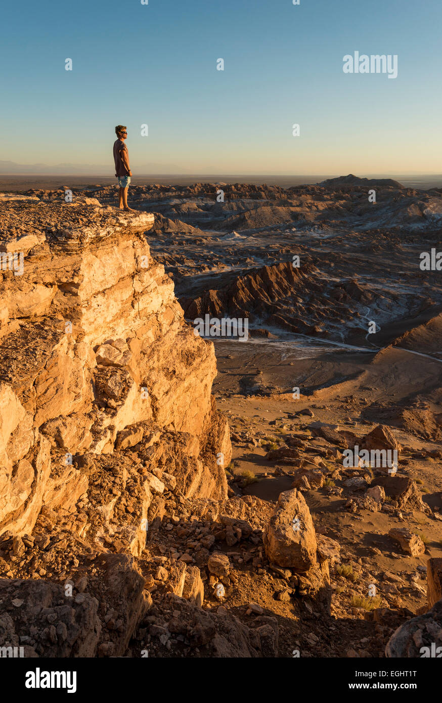 L'homme regardant le coucher du soleil, Valle de la Luna (vallée de la lune), Désert d'Atacama, El Norte Grande, Chili Banque D'Images