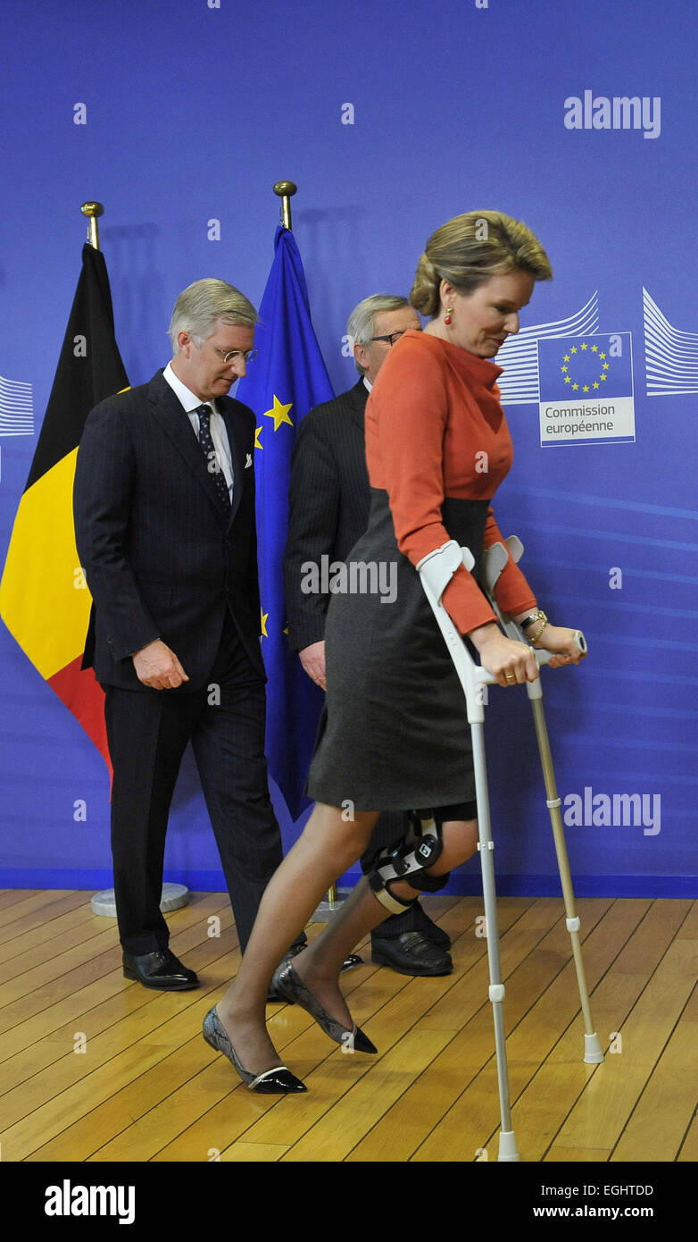 Bruxelles. Feb 25, 2015. Le Président de la Commission européenne, Jean-Claude Juncker (C) accueille le roi Philippe (L) et de la Reine Mathilde (R) de la Belgique avant une réunion à l'Union européenne siège à Bruxelles, le 25 février 2015. Credit : Ye Pingfan/Xinhua/Alamy Live News Banque D'Images