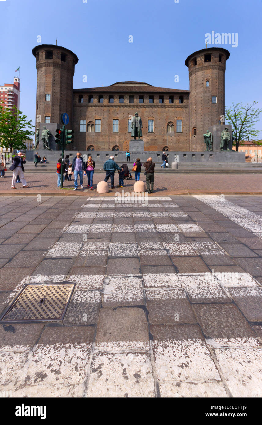 L'Italie, Piémont, Turin, Acaja château et Emanuele Filiberto Duca d'Aosta Monument Banque D'Images