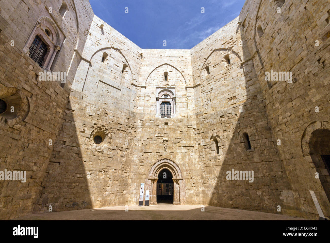 Italie, Pouilles, Andria, Castel del Monte piscine Banque D'Images