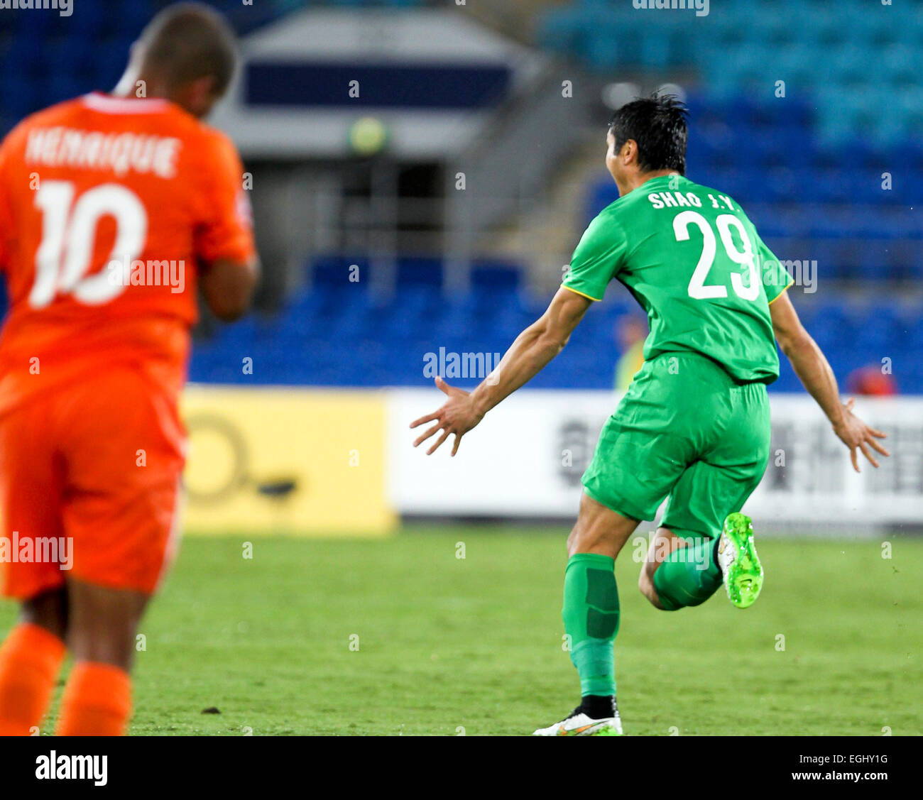 Gold Coast, en Australie. Feb 25, 2015. Jiayi Shao (R) de la China's Beijing Guoan FC célèbre son but au cours de l'AFC Champions League match de football contre l'Australie Brisbane Roar Gold Coast, Australie, le 25 février 2015. Beijing Guoan FC a gagné 1-0. © Jin Linpeng/Xinhua/Alamy Live News Banque D'Images