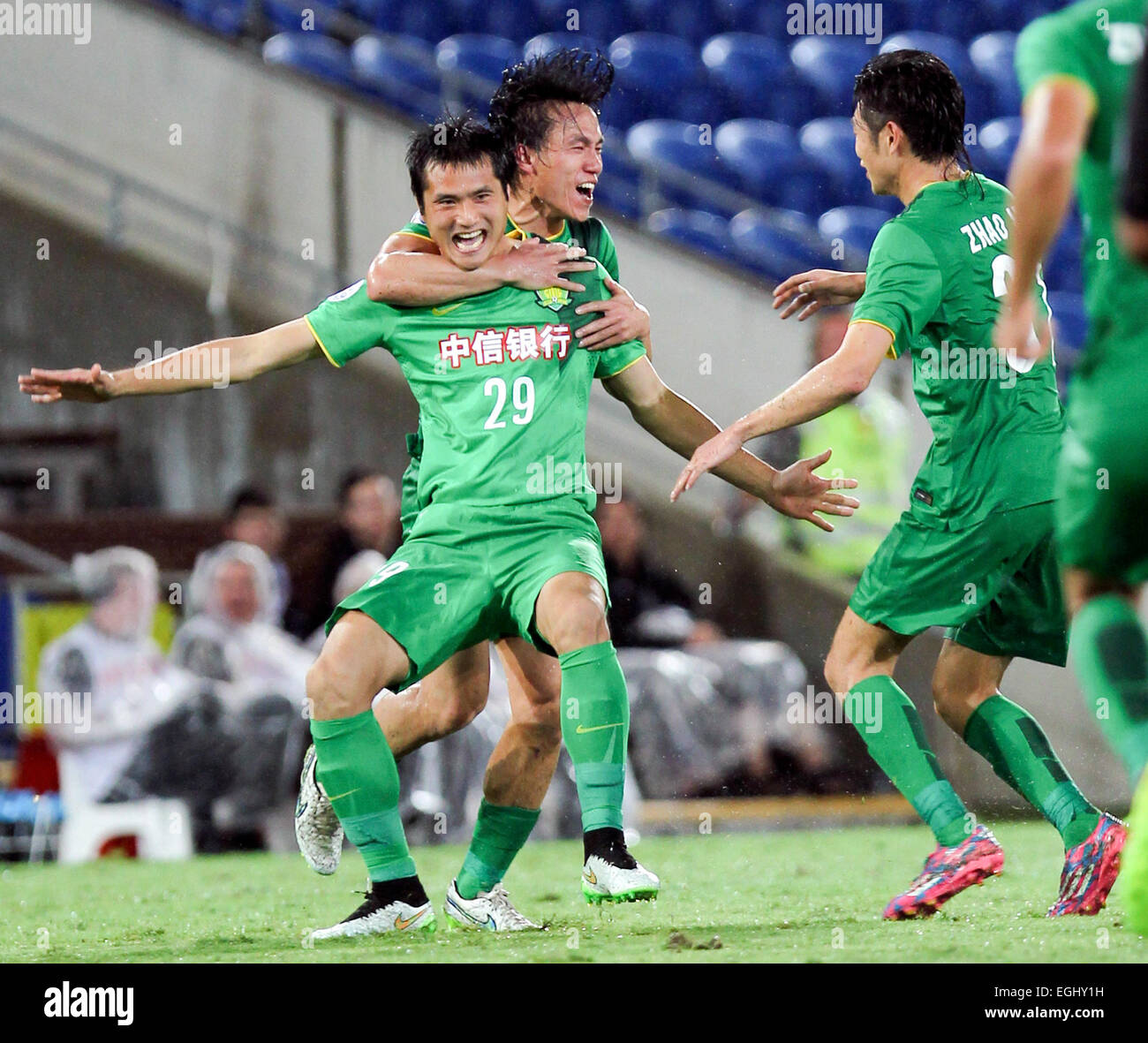 Gold Coast, en Australie. Feb 25, 2015. Jiayi Shao (L, à l'avant) de la China's Beijing Guoan FC célèbre avec ses coéquipiers au cours de l'AFC Champions League match de football contre l'Australie Brisbane Roar Gold Coast, Australie, le 25 février 2015. Beijing Guoan FC a gagné 1-0. © Jin Linpeng/Xinhua/Alamy Live News Banque D'Images