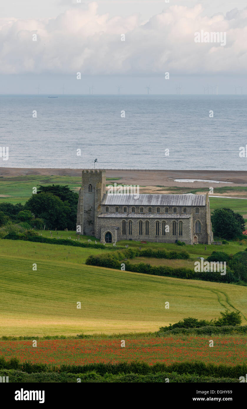 Une vue de l'église St Nicholas à Salthouse, Norfolk, Angleterre. Banque D'Images