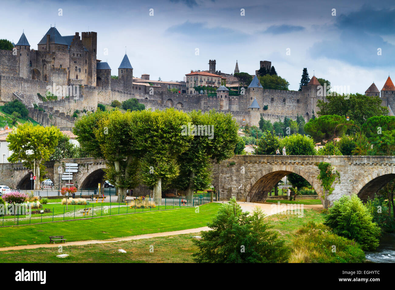 La forteresse et le Pont Vieux (vieux pont) et Aude.Carcassonne cité médiévale. La France, l'Europe. Banque D'Images