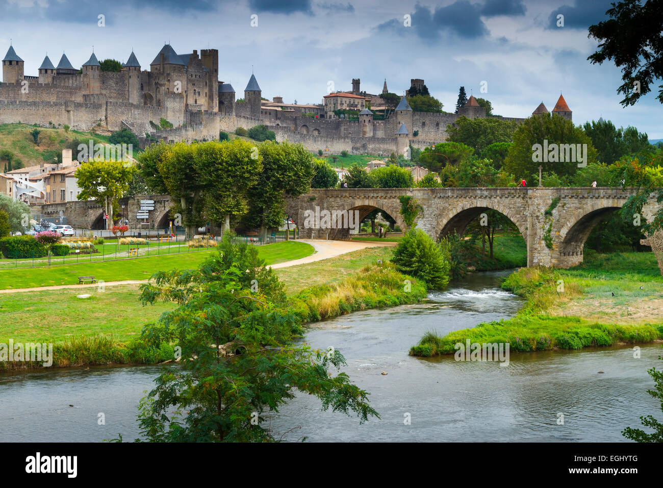 La forteresse et le Pont Vieux (vieux pont) et Aude.Carcassonne cité médiévale. La France, l'Europe. Banque D'Images