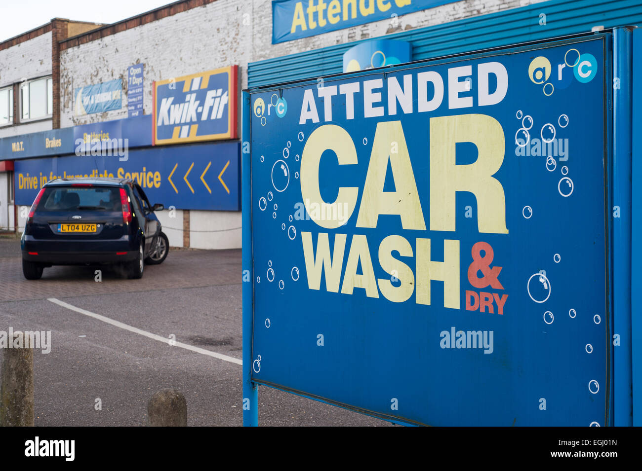 Inscrivez-vous pour un lavage de voiture avec un véhicule sur le point d'entrer dans Banque D'Images