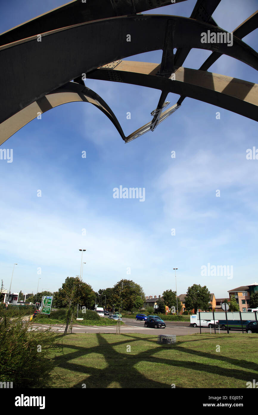 Sentinel est une sculpture haute de 16m par Tim Tolkien, installé sur l'île de Spitfire, un rond-point à Castle Vale, Birmingham Banque D'Images