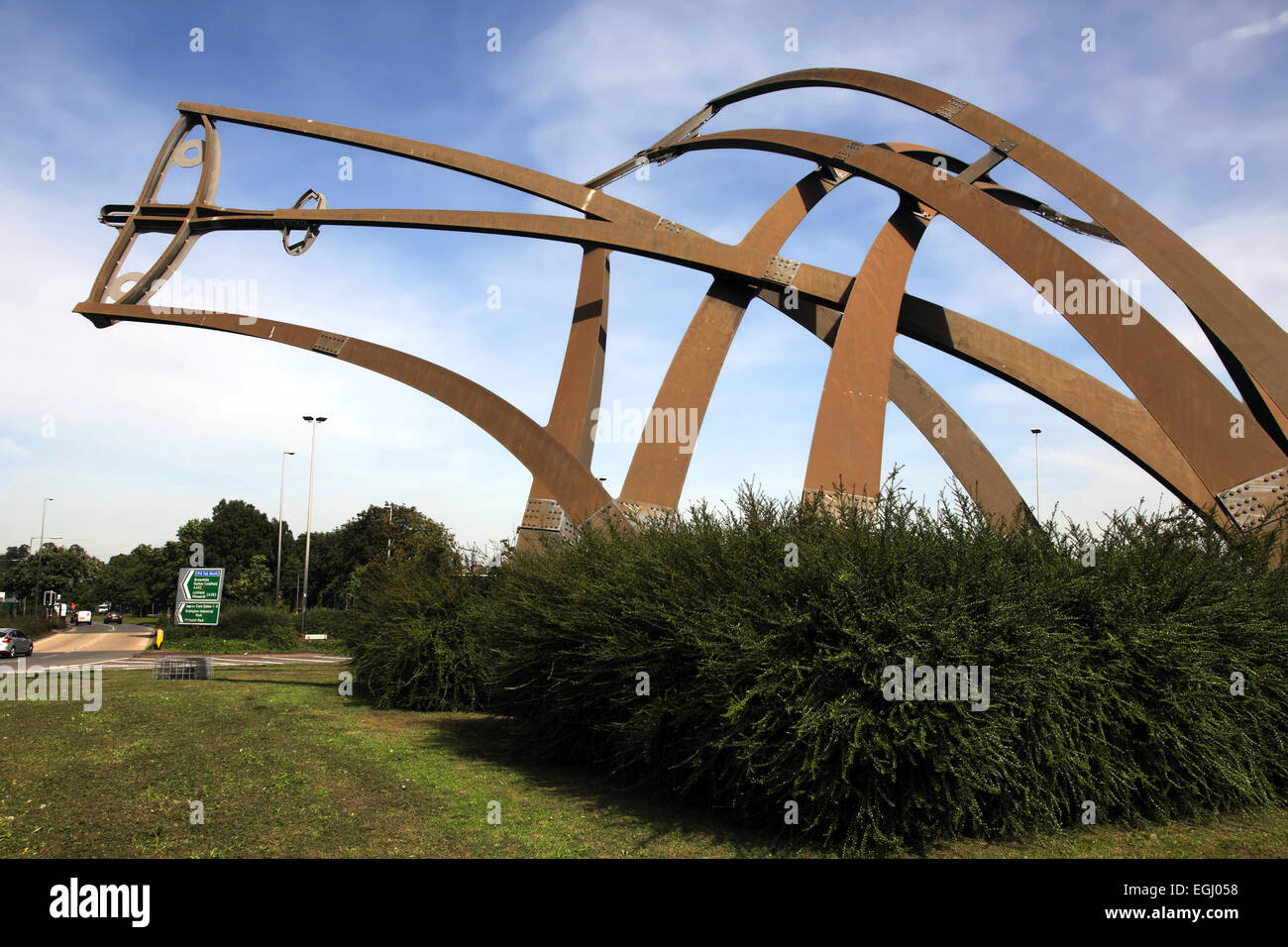 Sentinel est une sculpture haute de 16m par Tim Tolkien, installé sur l'île de Spitfire, un rond-point à Castle Vale, Birmingham Banque D'Images