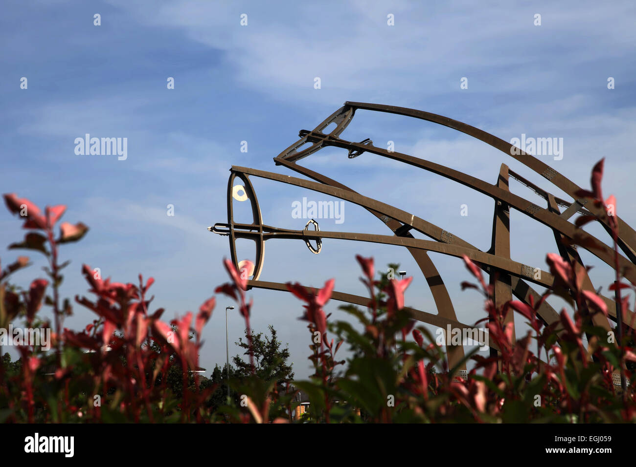 Sentinel est une sculpture haute de 16m par Tim Tolkien, installé sur l'île de Spitfire, un rond-point à Castle Vale, Birmingham Banque D'Images
