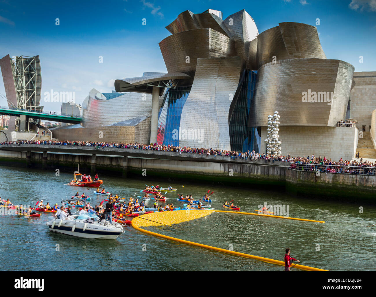 Course de canards en plastique dans la rivière Nervion. Près de Guggenheim Museum. Bilbao. Gascogne, Pays Basque, Espagne, Europe. Banque D'Images