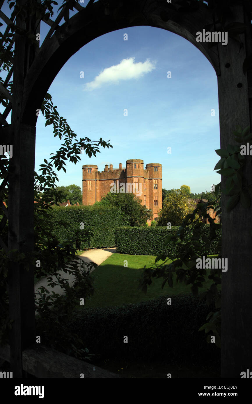 Château de Kenilworth, vue depuis une arche dans les jardins Banque D'Images