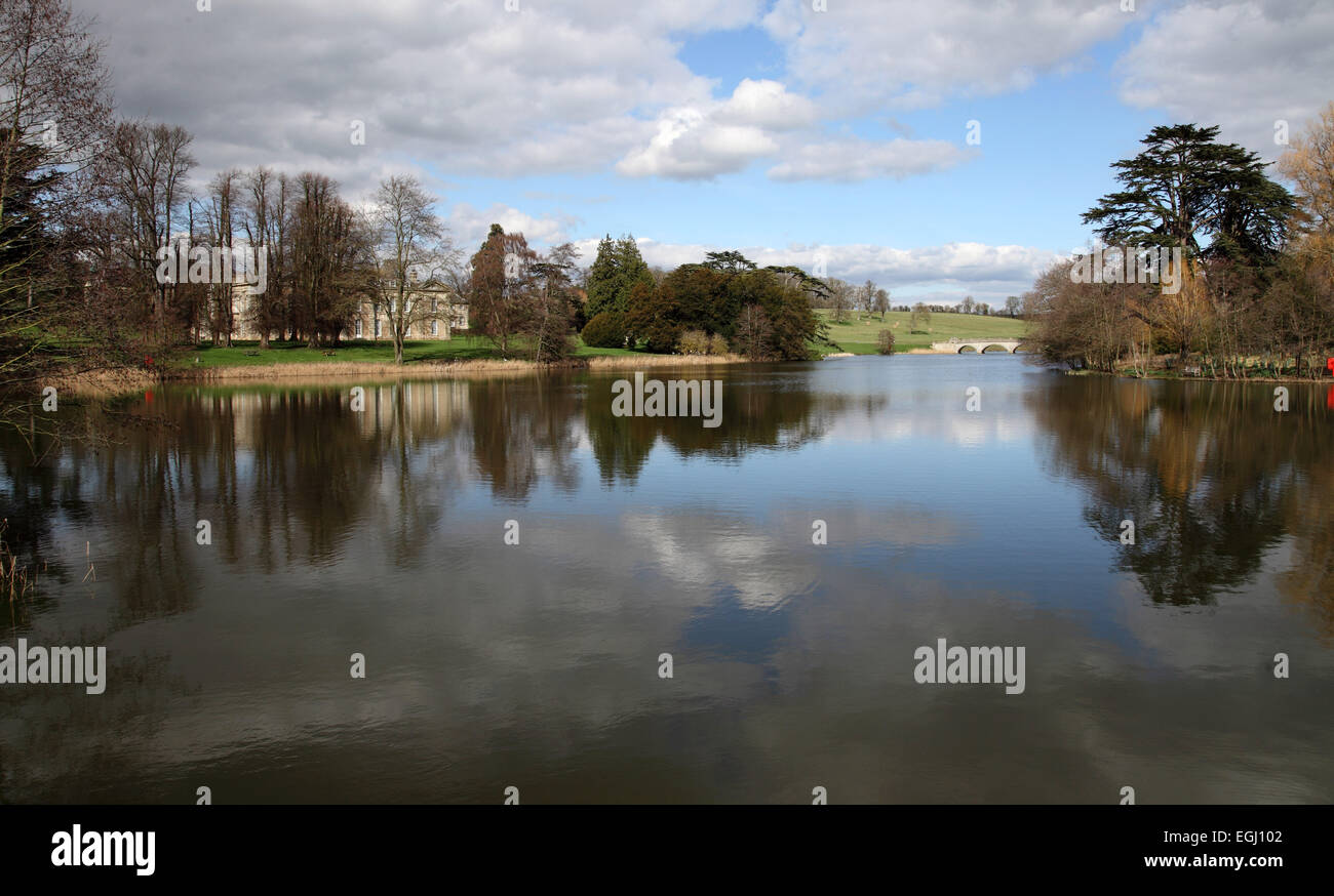 Les lacs de Compton Verney, une collection d'art gallery and museum près de Wellesbourne, Warwick, Royaume-Uni Banque D'Images Les lacs de Compton Verney, une collection d'art gallery and museum près de Wellesbourne, Warwick, Royaume-Uni Banque D'Images