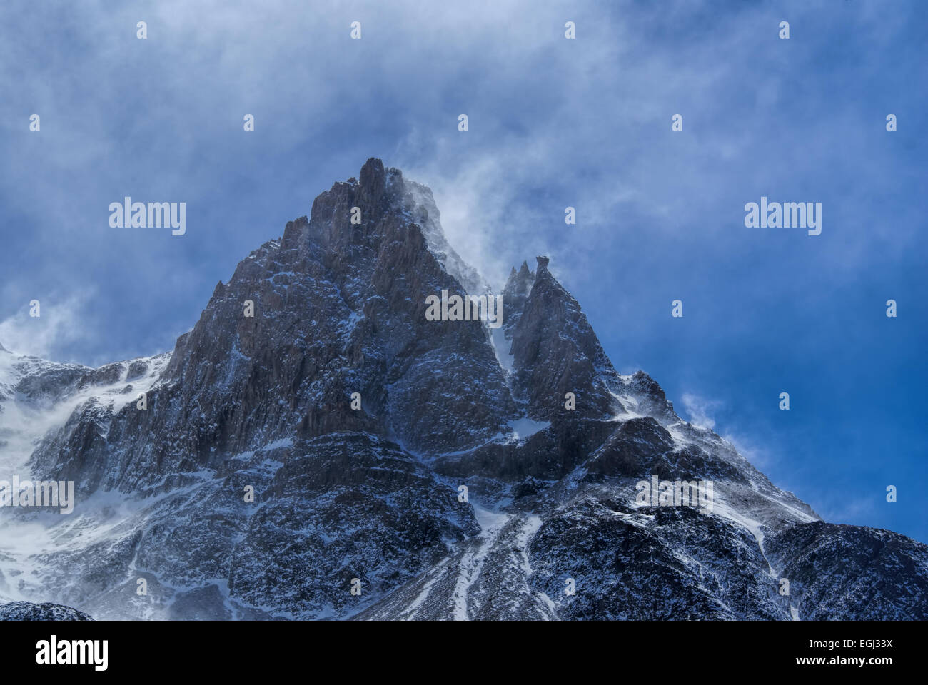 Vue panoramique de nuages passant au-dessus de hautes montagnes dans le Parc National Los Glaciares Banque D'Images
