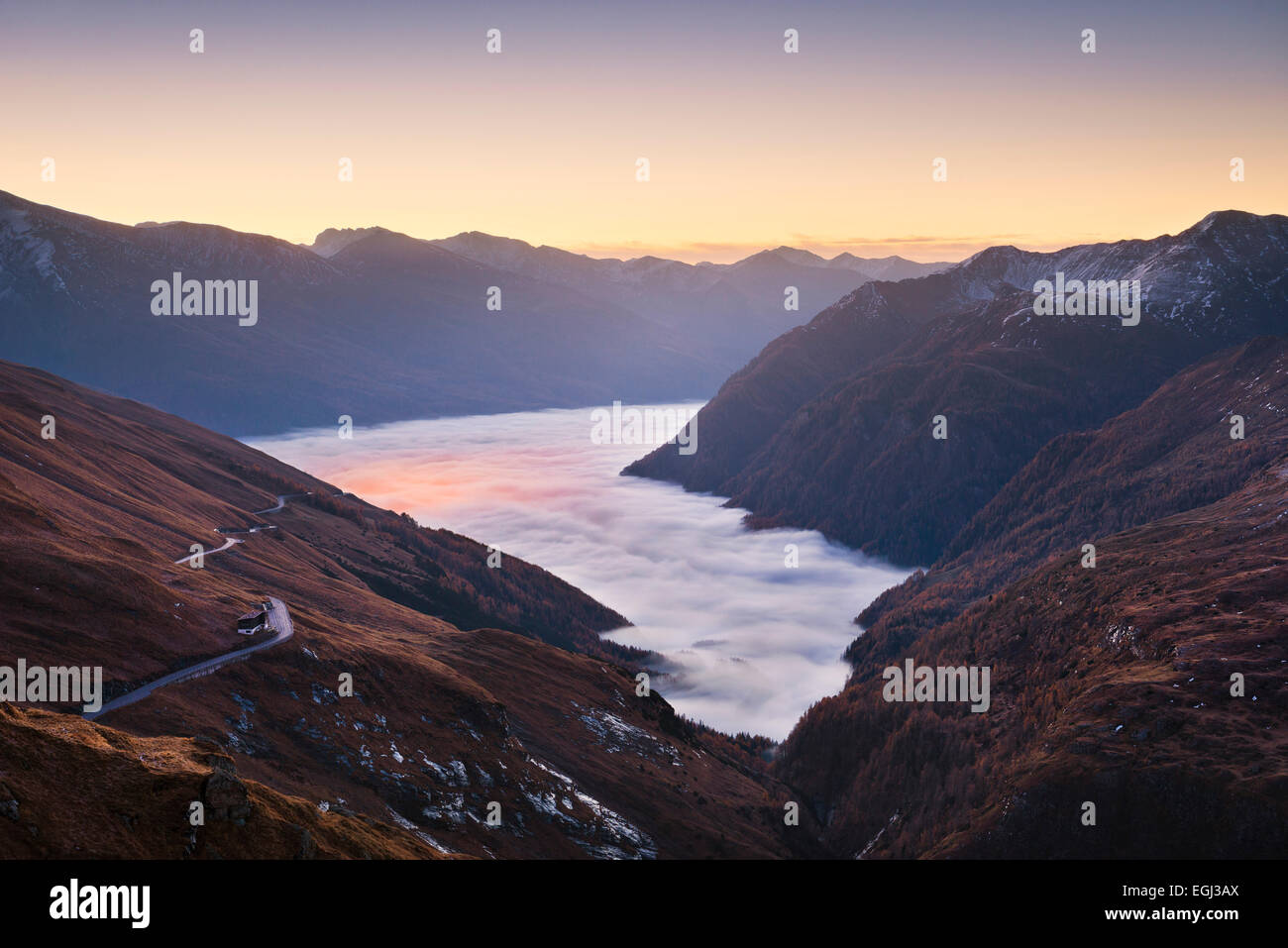 Haute route alpine du Grossglockner, Autriche, brouillard, vue, Alpes, montagnes, rue, matin, la lumière, l'atmosphère, Banque D'Images Haute route alpine du Grossglockner, Autriche, brouillard, vue, Alpes, montagnes, rue, matin, la lumière, l'atmosphère, Banque D'Images