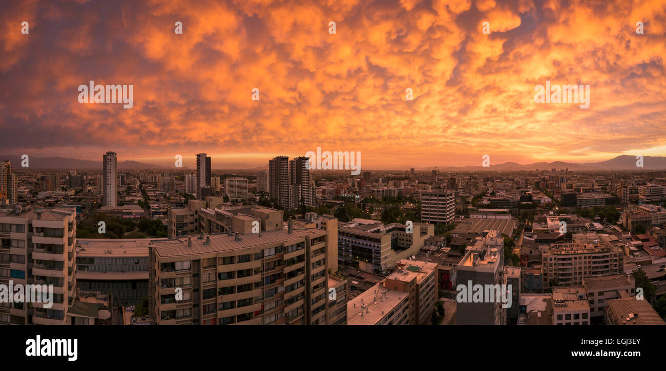 Vue aérienne de la ville de Santiago au coucher du soleil, Santiago, Chili  Photo Stock - Alamy
