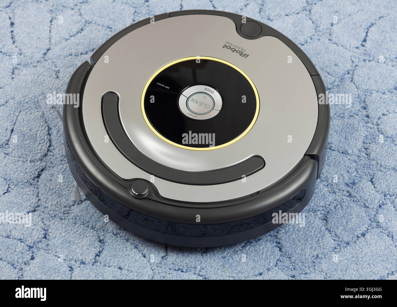 Tambov, Fédération de Russie - le 26 janvier 2014 l'aspirateur iRobot Roomba  630 Robot sur tapis bleu. Studio shot Photo Stock - Alamy