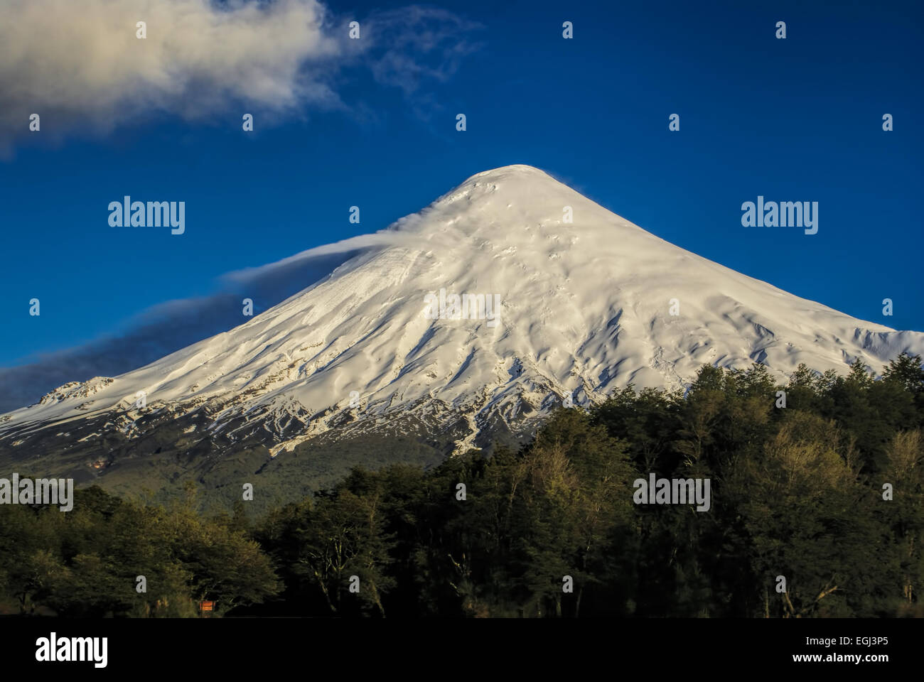 Vue panoramique du sommet de la montagne couverte de neige dans la région de Parque Nacional Vicente Pérez Rosales Banque D'Images