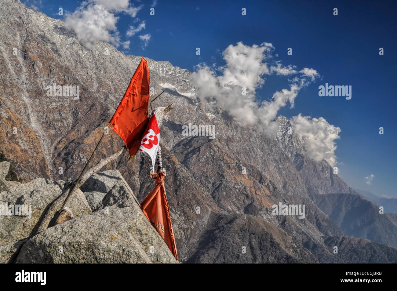 Vue pittoresque d'un blocage haut drapeau dans la pente rocheuse Banque D'Images